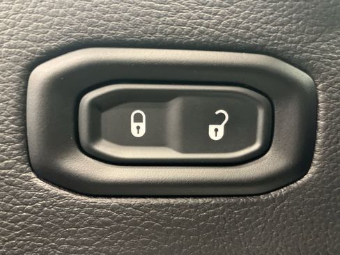 Used 2020 Jeep Wrangler Unlimited Sahara w/ Uconnect 4C Nav & Sound Group AWD/4WD image 13