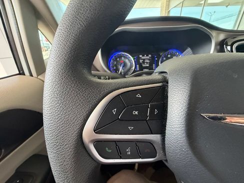 Used 2018 Chrysler Pacifica Touring Plus FWD image 15
