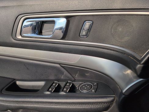 Used 2018 Ford Explorer XLT w/ Equipment Group 202A FWD image 15