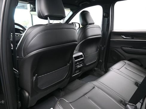 Used 2025 Jeep Grand Cherokee Limited image 24