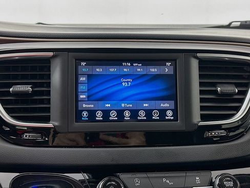 Used 2019 Chrysler Pacifica Touring-L image 14