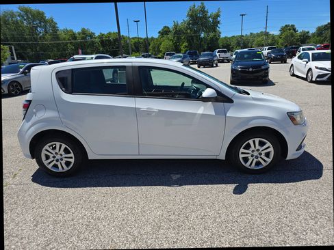 Used 2017 Chevrolet Sonic LT FWD image 5