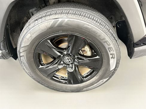 Used 2021 Toyota RAV4 XLE FWD image 11