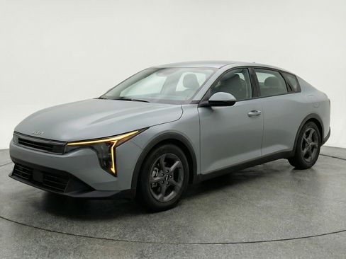 Used 2025 Kia K4 LXS image 3