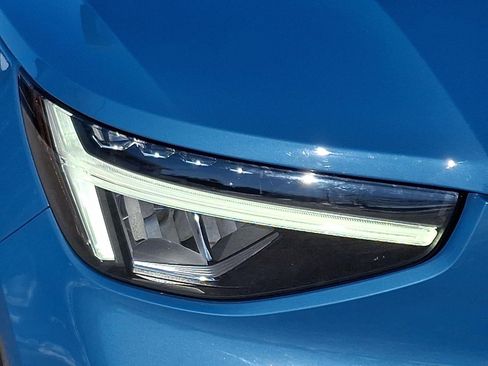 Certified 2023 Volvo XC40 B5 Plus image 9