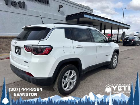 Used 2024 Jeep Compass Latitude AWD/4WD image 3