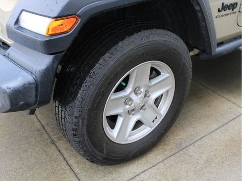 Used 2020 Jeep Gladiator Sport w/ Quick Order Package 24S image 11