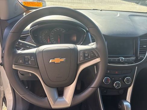 Used 2022 Chevrolet Trax LT w/ LT Convenience Package image 19