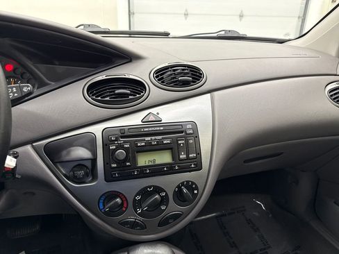 Used 2002 Ford Focus ZX5 Hatchback FWD image 17