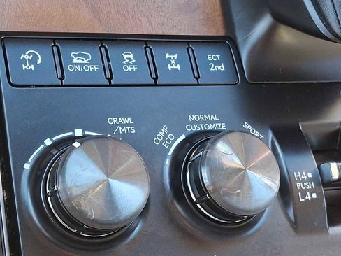 Used 2020 Lexus LX 570 4WD w/ Luxury Package image 24