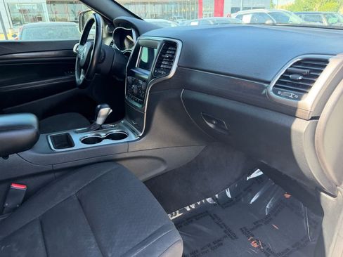 Used 2018 Jeep Grand Cherokee Laredo AWD/4WD image 11