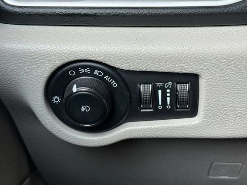 Used 2023 Chrysler Pacifica Touring-L FWD image 37