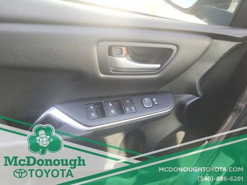 Used 2017 Toyota Camry SE FWD image 8