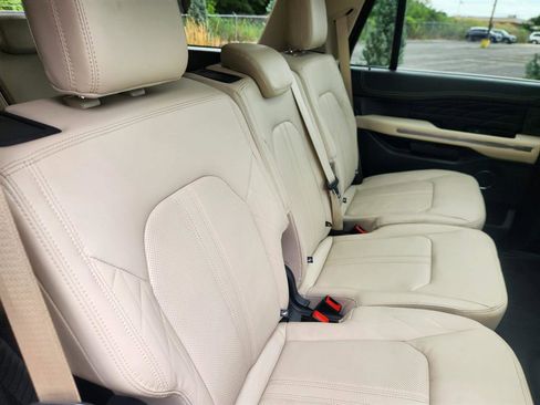 Used 2024 Ford Expedition Platinum image 19