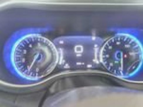 Used 2022 Chrysler Pacifica Touring-L FWD image 9