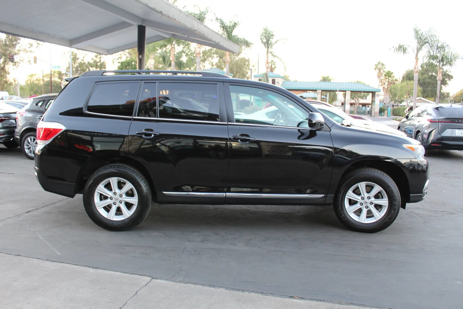 Used 2013 Toyota Highlander SE FWD image 6