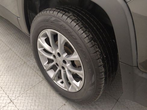 Used 2020 Jeep Cherokee Latitude Plus FWD image 31