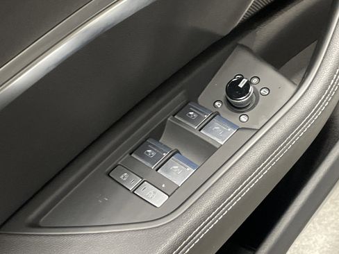 Used 2022 Audi e-tron Premium Plus w/ Premium Plus Package image 15