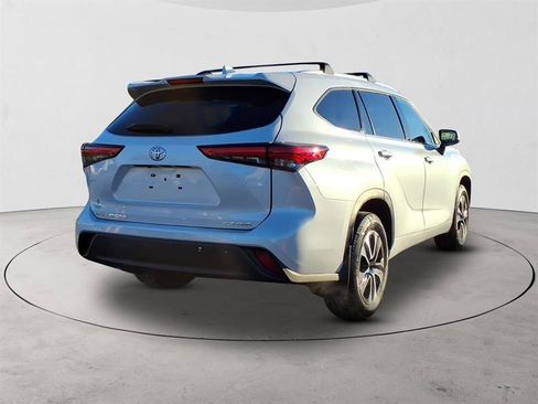 Used 2022 Toyota Highlander XLE image 6