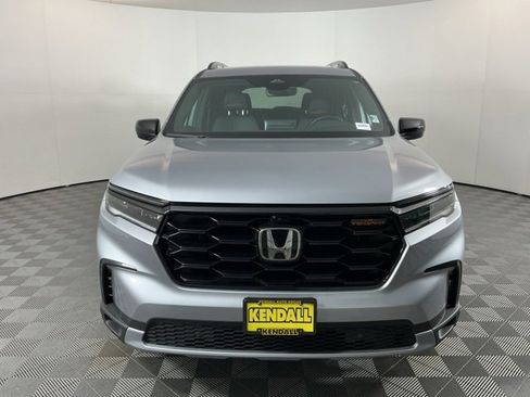 Used 2025 Honda Pilot TrailSport image 2