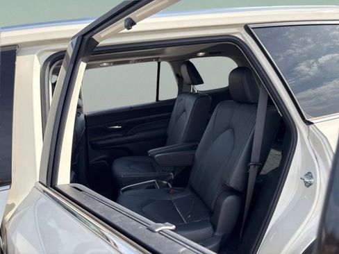 Used 2024 Toyota Grand Highlander Limited image 31