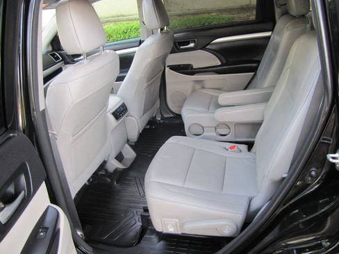 Used 2016 Toyota Highlander XLE FWD image 18