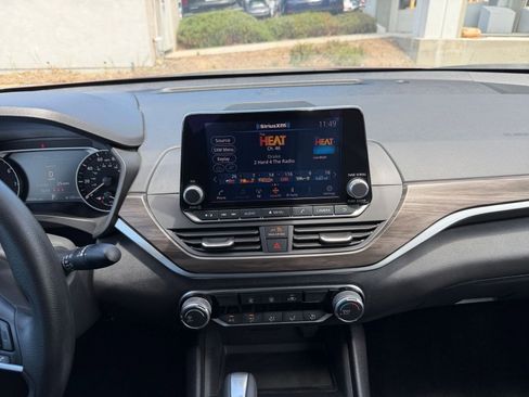 Used 2025 Nissan Altima 2.5 SV FWD image 17