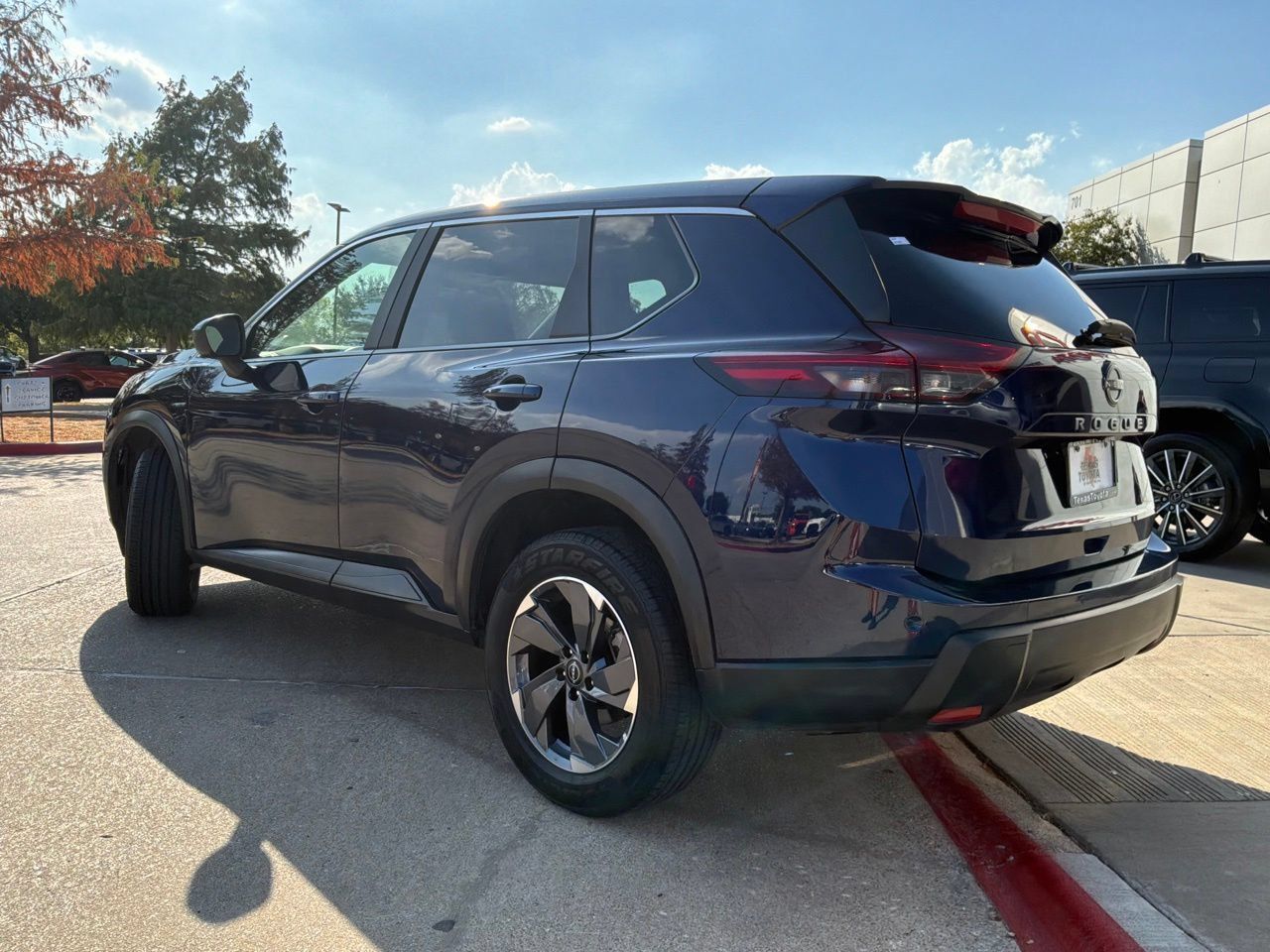 Used 2025 Nissan Rogue SV FWD image 8