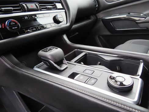 Used 2025 Nissan Pathfinder SV image 18