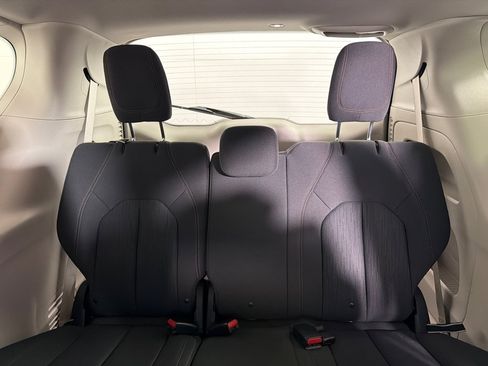 Used 2019 Chrysler Pacifica LX FWD image 19
