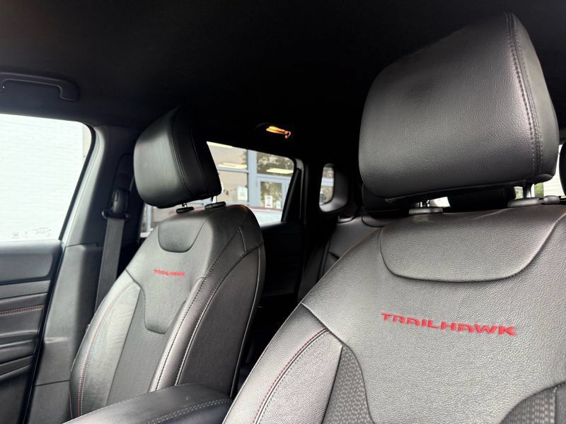 Used 2025 Jeep Compass Trailhawk AWD/4WD image 24