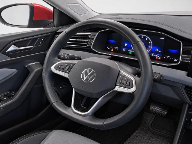 Used 2025 Volkswagen Jetta SE FWD image 18
