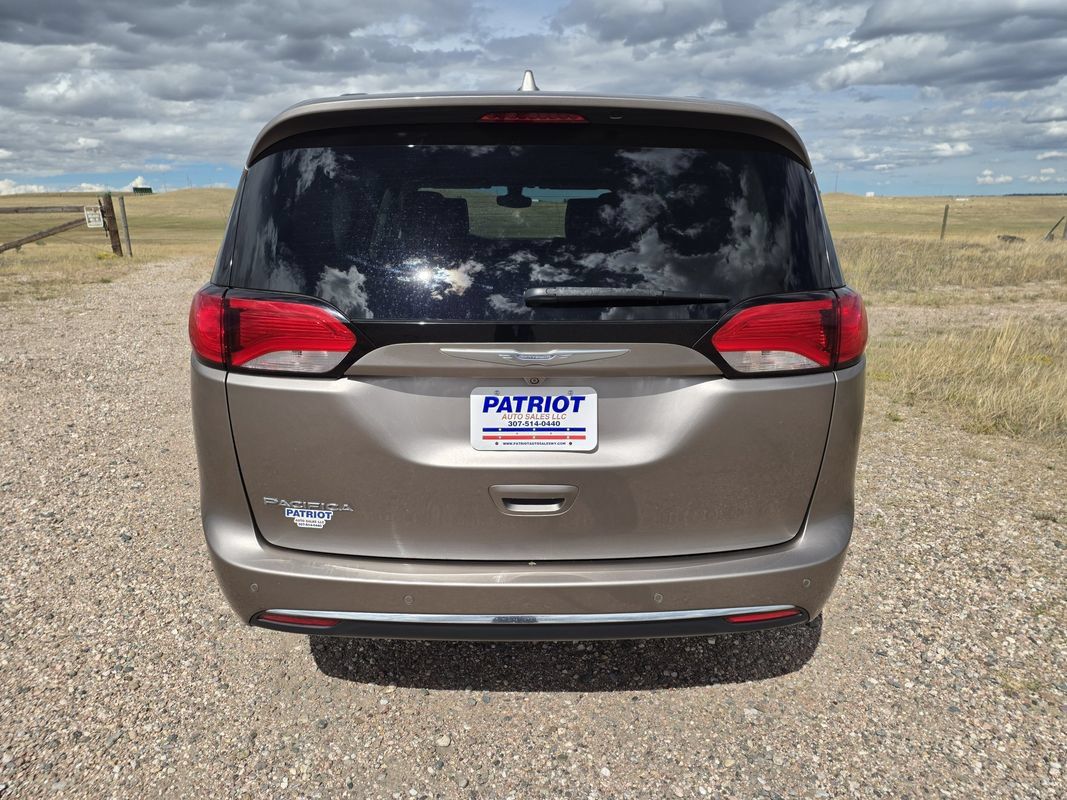 Used 2017 Chrysler Pacifica Touring-L w/ Tire & Wheel Group FWD image 4