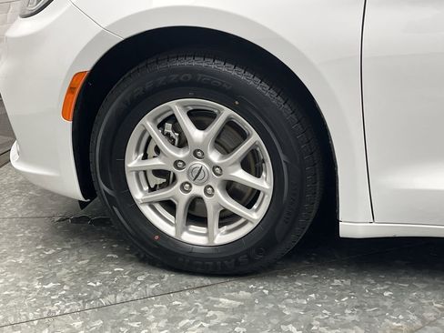 Used 2024 Chrysler Pacifica Touring-L image 32