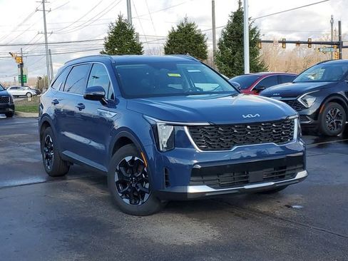 Certified 2025 Kia Sorento S image 1