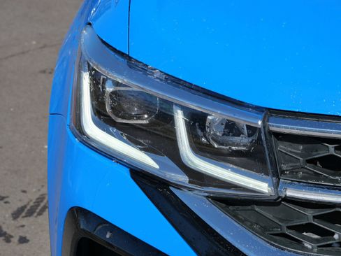 Certified 2022 Volkswagen Taos SEL image 16