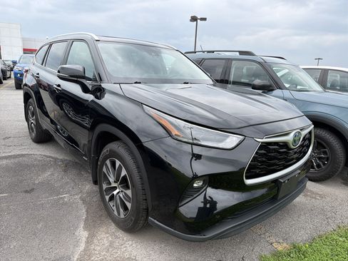 Used 2023 Toyota Highlander XLE AWD/4WD image 2
