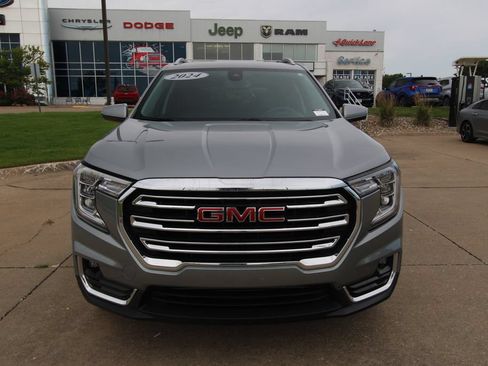 Used 2024 GMC Terrain SLT FWD image 2