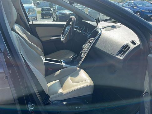 Used 2016 Volvo XC60 T5 Platinum w/ Climate Package image 11