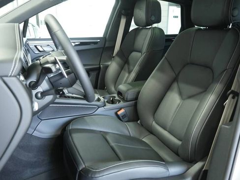 Certified 2025 Porsche Macan AWD/4WD image 5