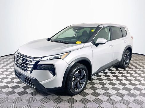 Used 2024 Nissan Rogue SV image 4