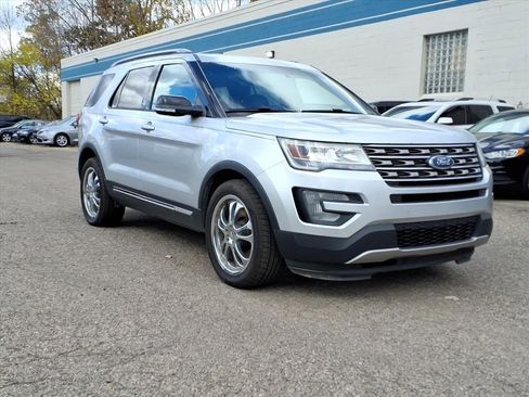 Used 2016 Ford Explorer XLT w/ Equipment Group 202A image 3