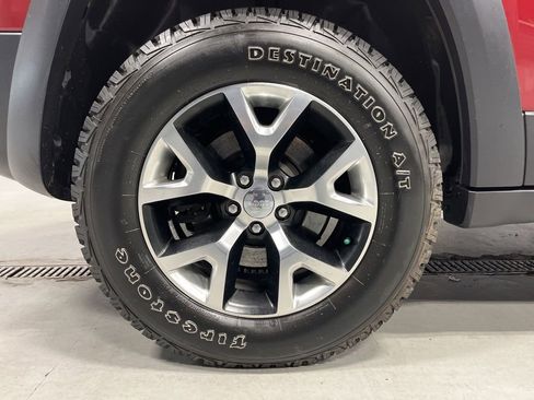 Used 2015 Jeep Cherokee Trailhawk w/ Trailer Tow Group AWD/4WD image 40