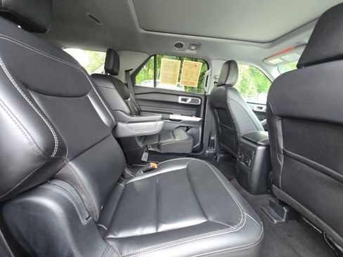 Used 2023 Ford Explorer XLT w/ Equipment Group 202A RWD image 15