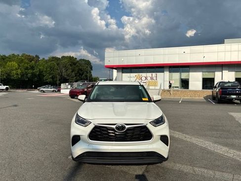 Used 2021 Toyota Highlander L FWD image 2