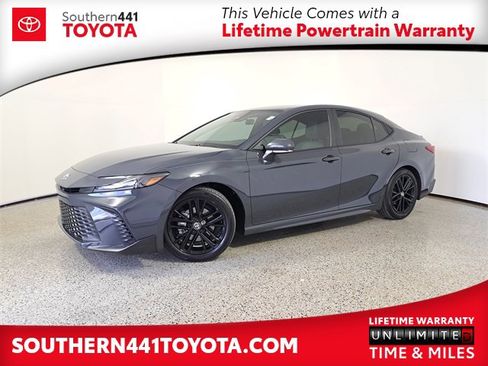 Used 2025 Toyota Camry SE image 1