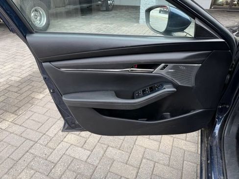Used 2019 MAZDA MAZDA3 Hatchback w/ Preferred Package FWD image 6