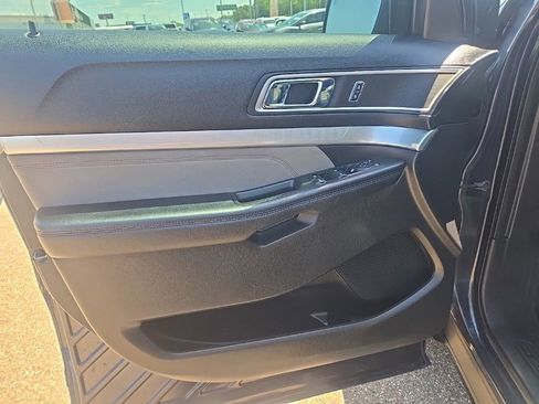 Used 2017 Ford Explorer XLT w/ Equipment Group 202A AWD/4WD image 11