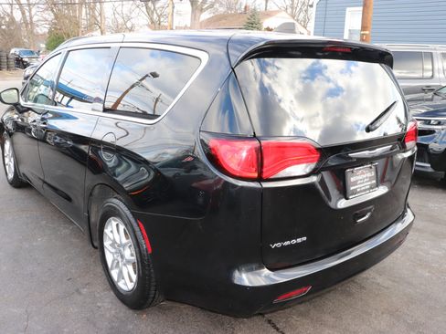 Used 2023 Chrysler Voyager LX image 3