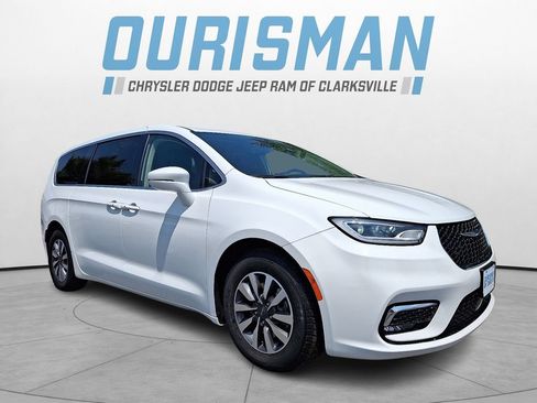 Used 2022 Chrysler Pacifica Touring-L FWD image 1